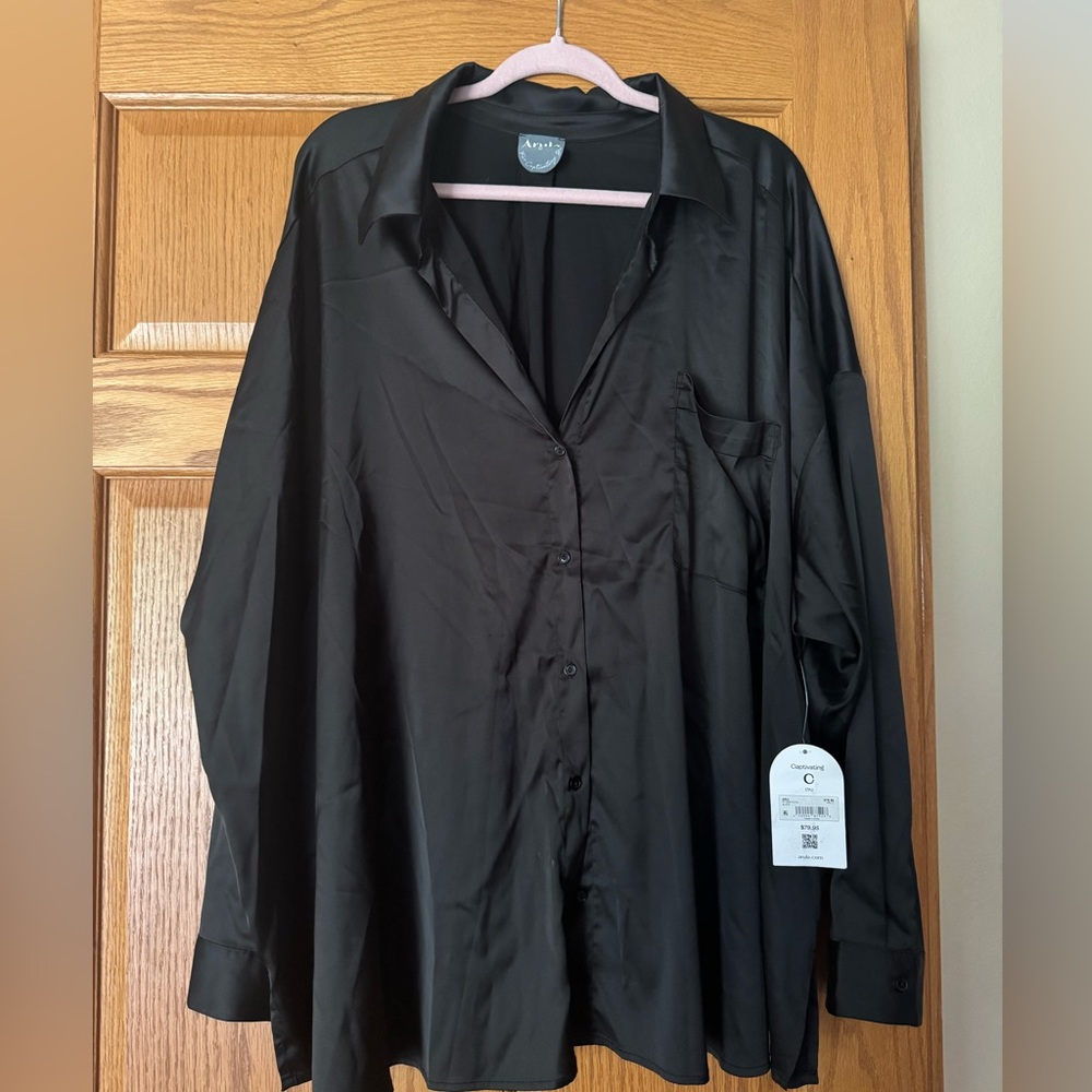 Black silk button town top NWT